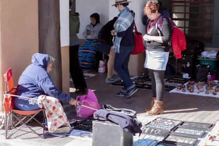 Syl bekijkt wat sieraden op Santa Fe plaza